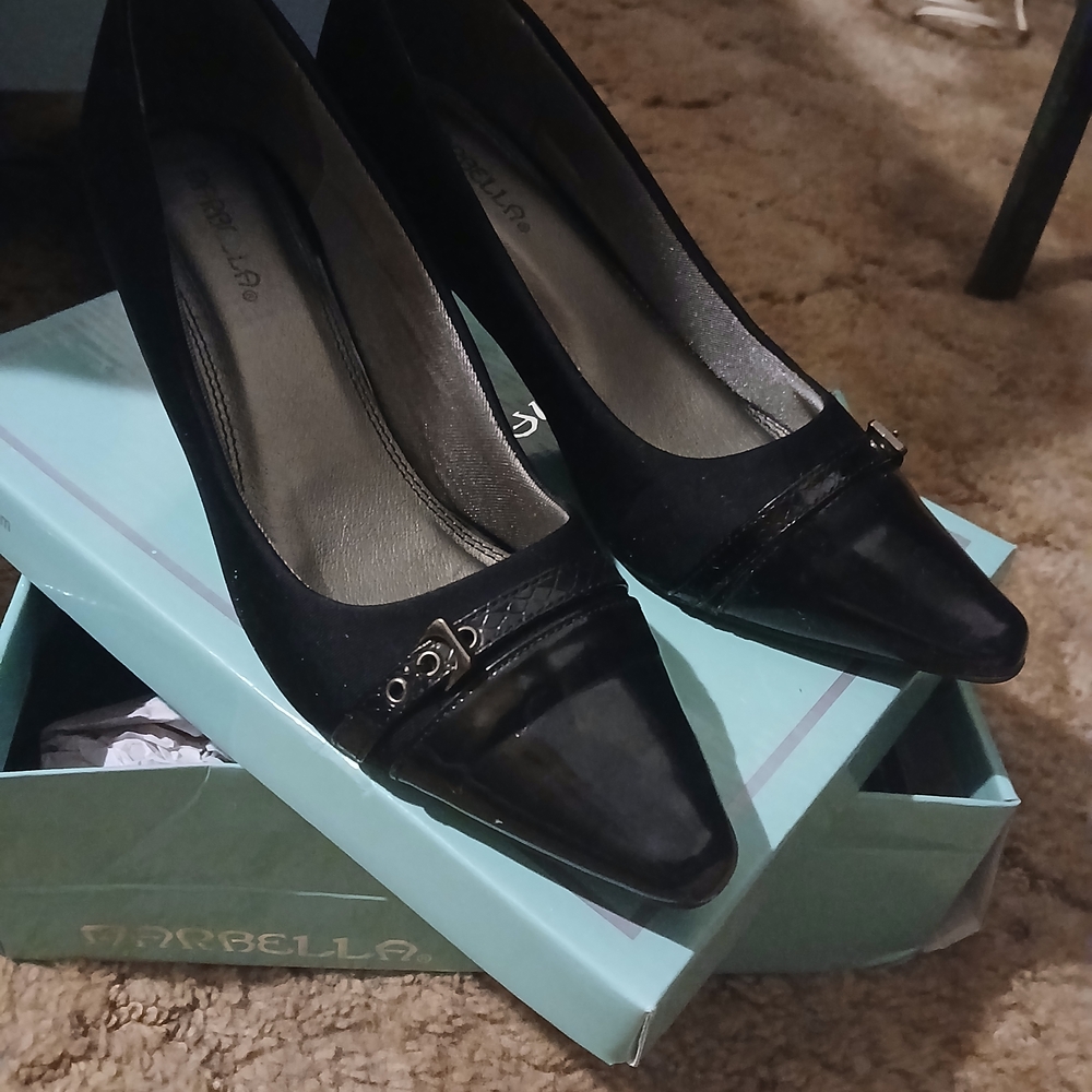 Capelli of New York Black Heels with Sleek Design